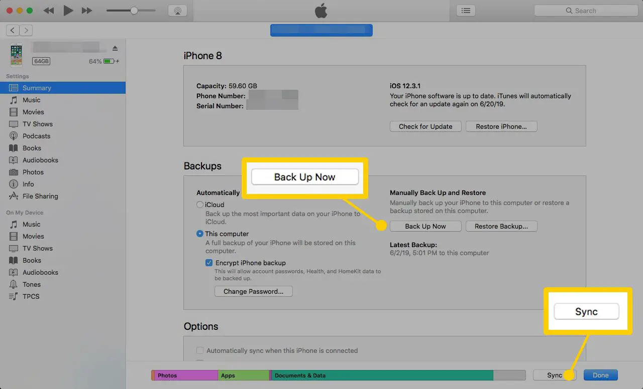 iPhone-overzichtspagina in iTunes met de knoppen Nu back-up maken en Sync gemarkeerd