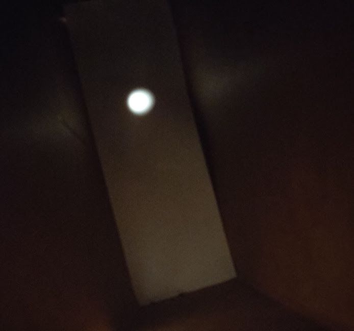 Een licht bekijken door een pinhole-projector