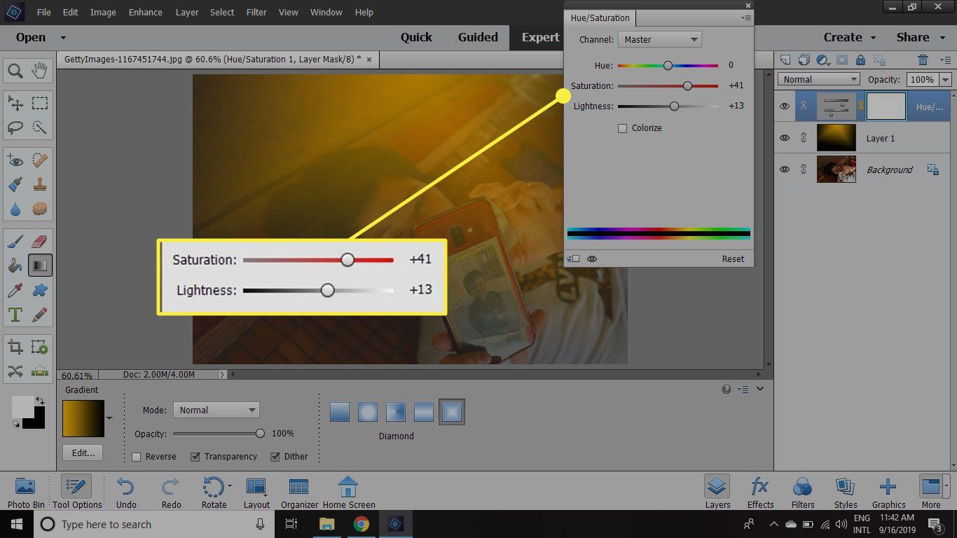 Een screenshot van het venster Tint/verzadiging van Photoshop Elements met de schuifregelaars Verzadiging en Lichtheid gemarkeerd