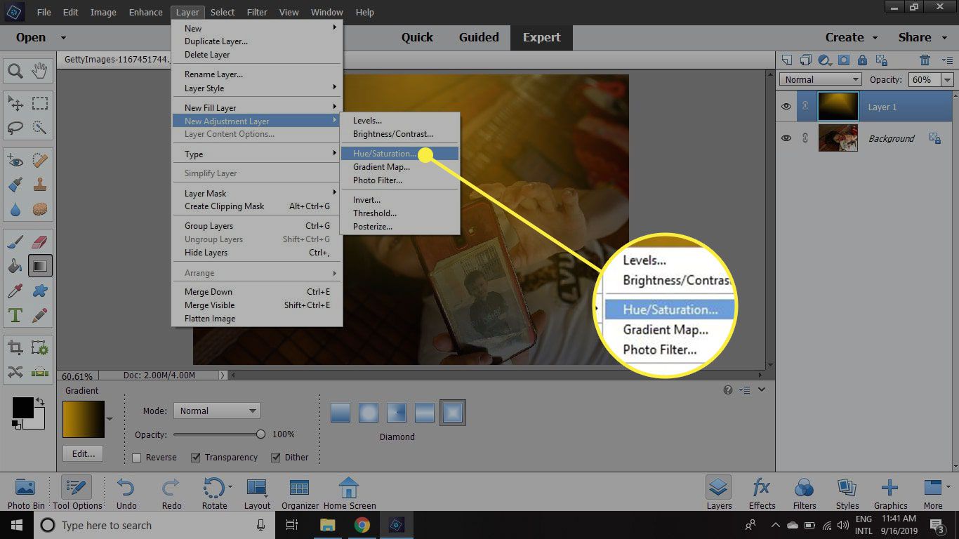 Een screenshot van Photoshop Elements met de opdracht Tint/verzadigingslaag gemarkeerd
