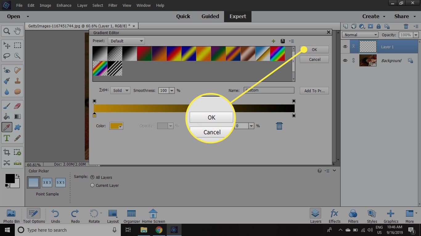 Een screenshot van Photoshop Elements met de OK-knop in de Gradient Editor gemarkeerd