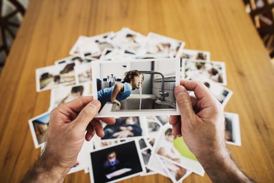 Handen met afgedrukte foto's