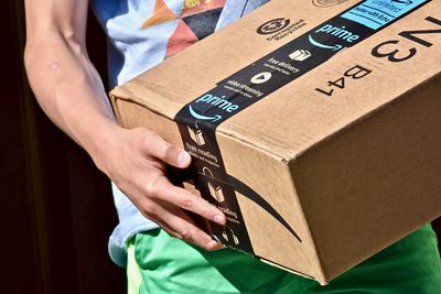 Amazon prime box wordt vastgehouden door persoon