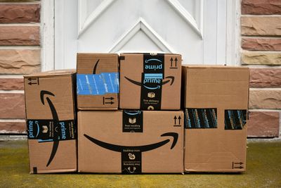 Amazon-boxen voor de deur