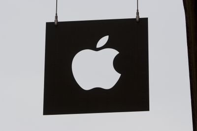 Bord buiten hangen voor een Apple Store