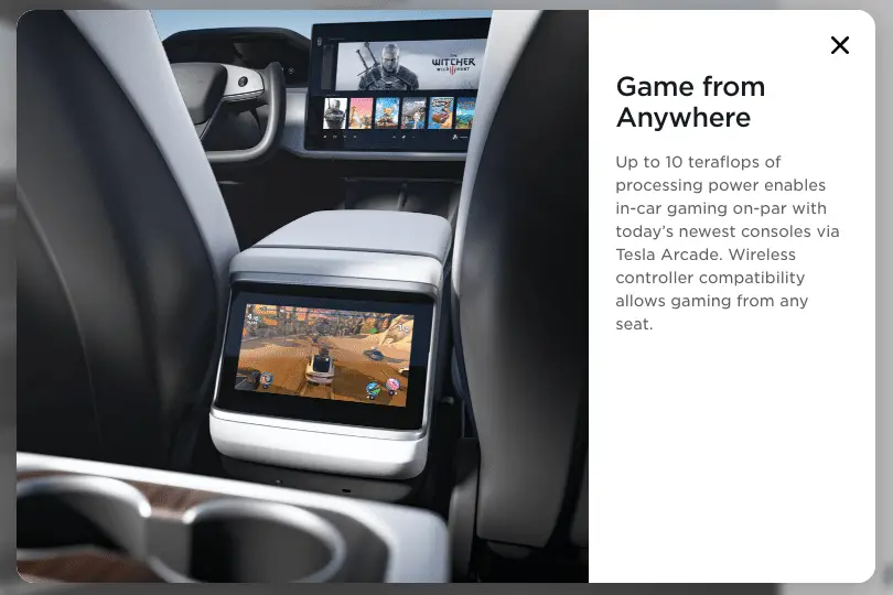 Binnenaanzicht op de achterbank van de Tesla-modellen en de twee displays met videogames
