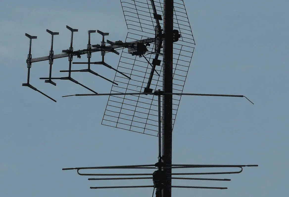 Foto van een omnidirectionele antenne op het dak