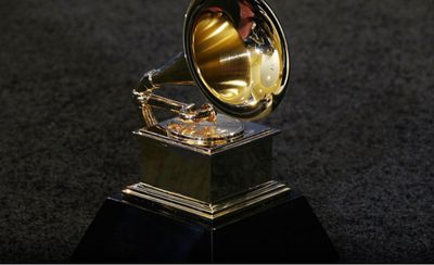 Grammy beeldje tegen een donkere achtergrond