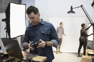 Fotograaf in studio met laptop