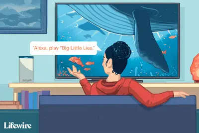 Iemand vraagt ​​Alexa om "Big Little Lies te spelen" op een bank voor een grote tv