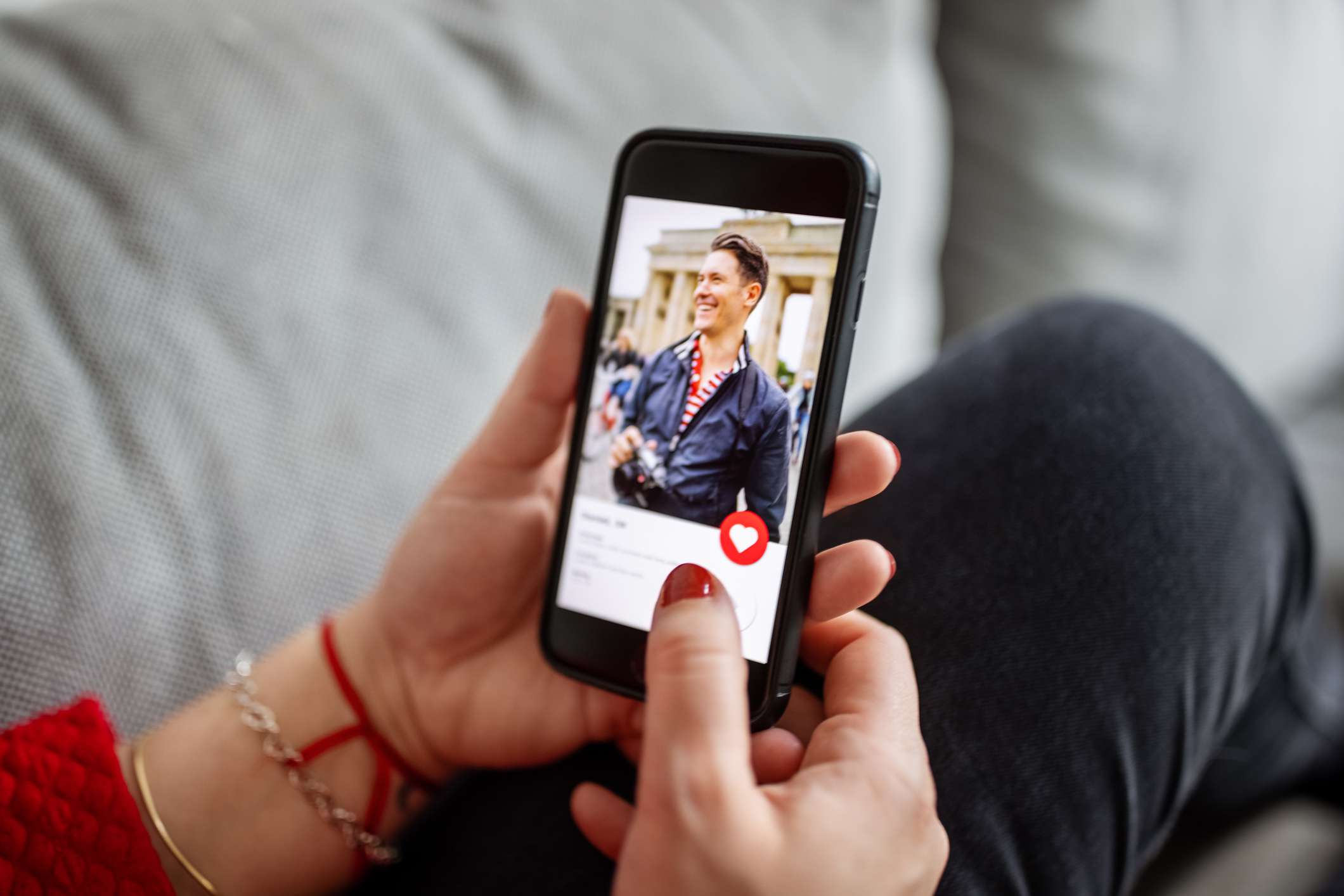 Smene met behulp van een online dating-app op een smartphone.