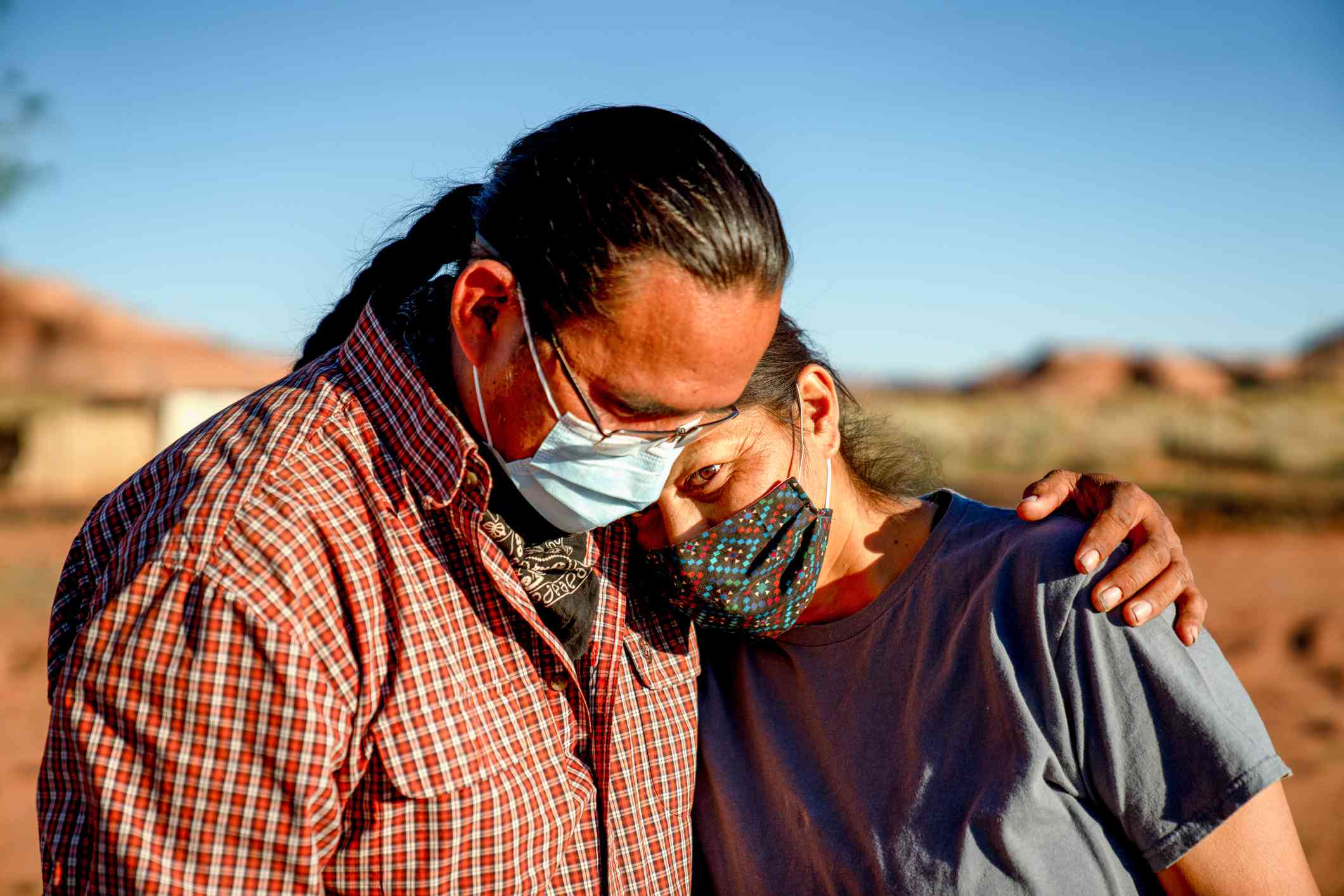 Een Navajo-echtgenoot en -vrouw bemoedigen elkaar vanwege de Coronavirus-avondklok door de Tribal Council in Arizona