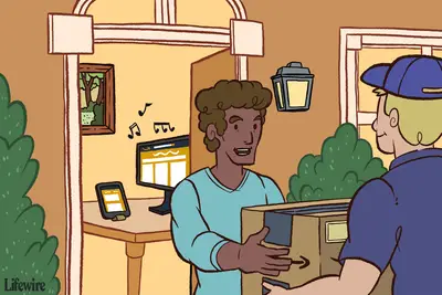 Persoon die een Amazon-box bij zijn voordeur krijgt met een computer en Kindle op de tafel achter hem