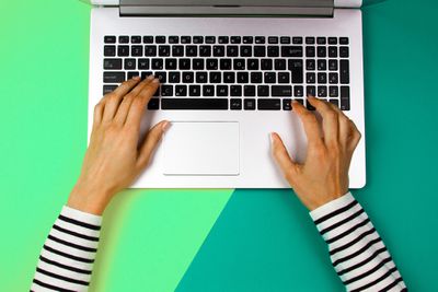 Vrouw overhandigt toetsenbord met groene achtergrond