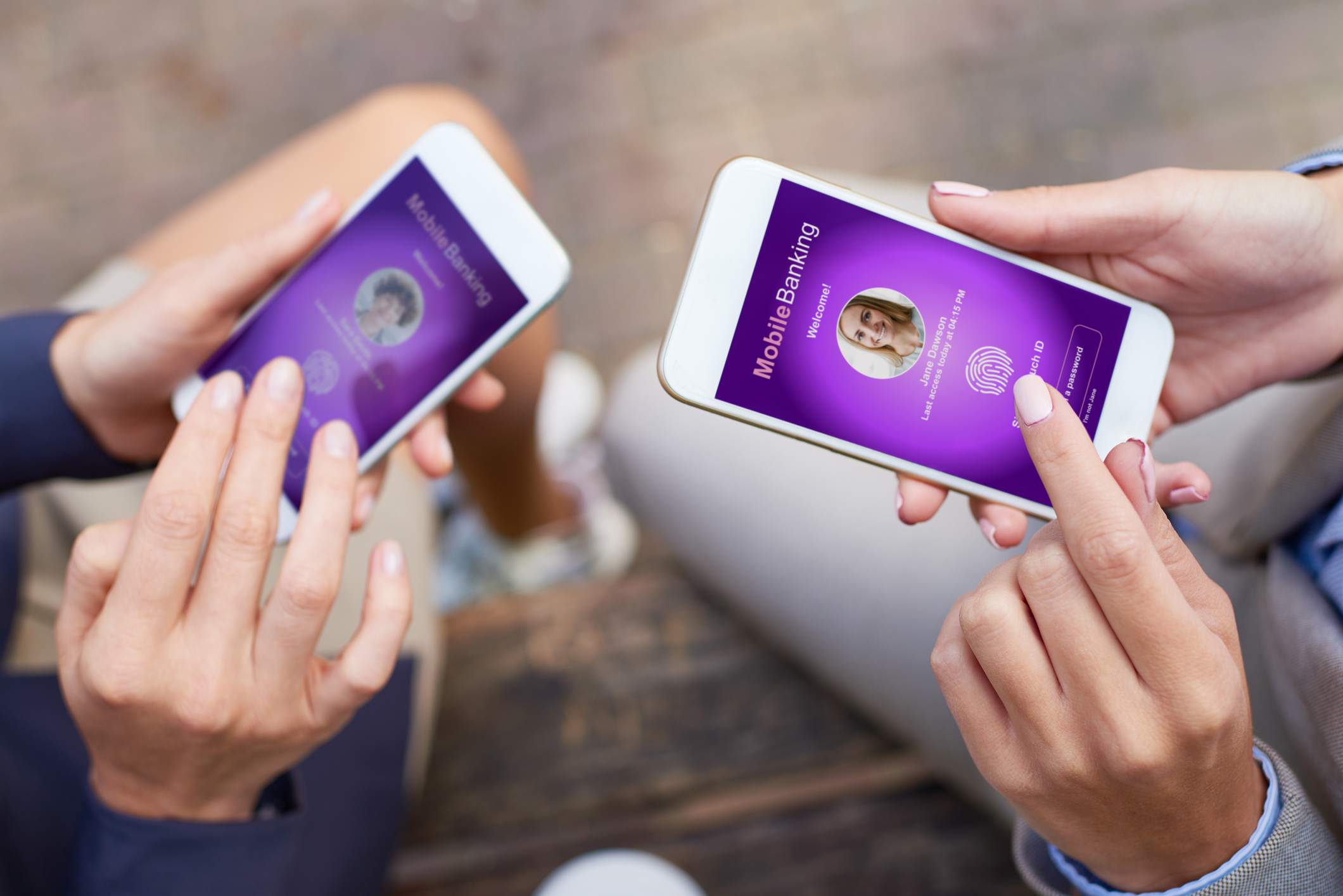 Een close-up van handen die smartphones vasthouden met biometrische toegang voor apps voor mobiel bankieren