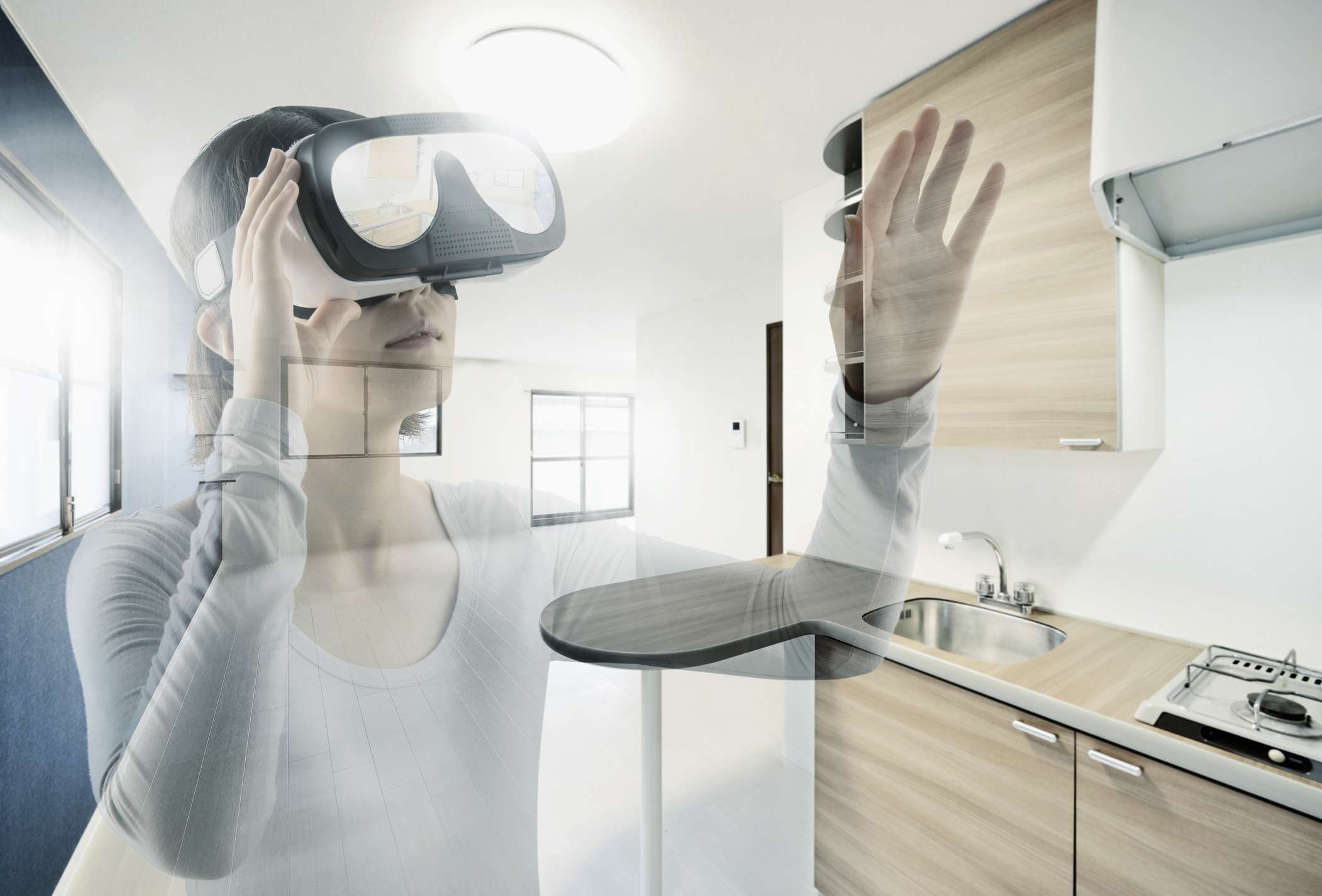 Iemand die een virtual reality-headset draagt ​​met een leeg appartement als overlay op de afbeelding. 