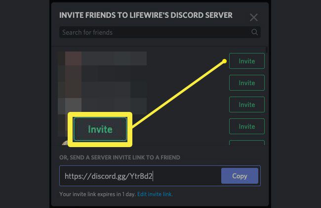 Een screenshot van hoe je vrienden kunt uitnodigen voor een nieuwe Discord-server.