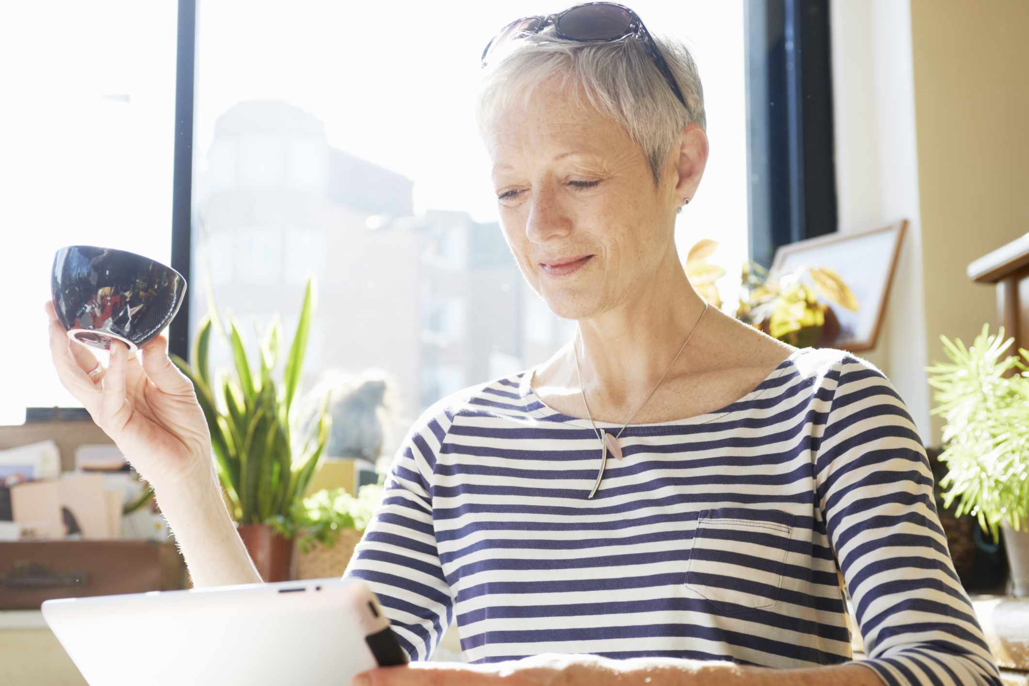 vrouw in een café met een ipad