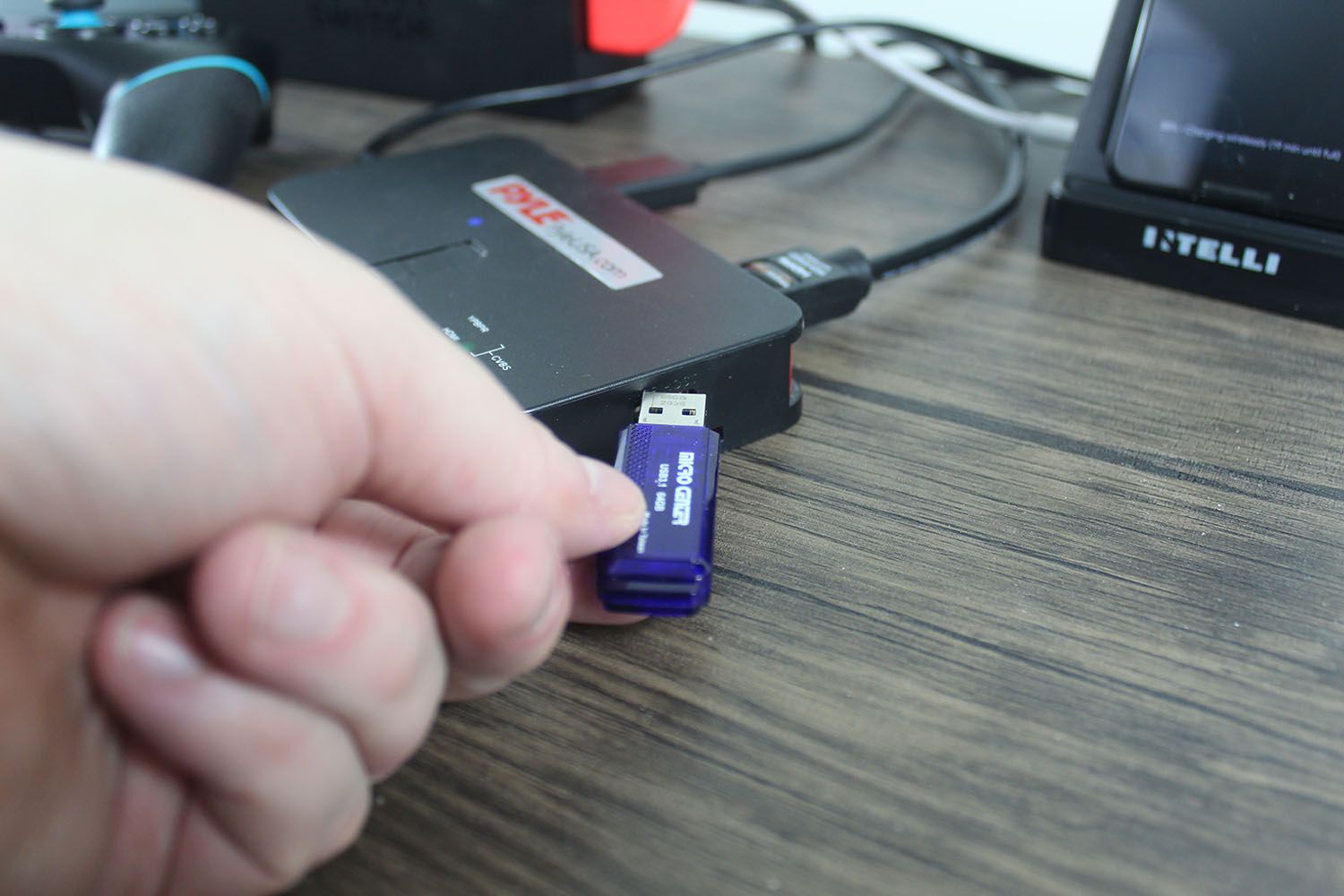 Een USB-flashstation aansluiten op een opnameapparaat.