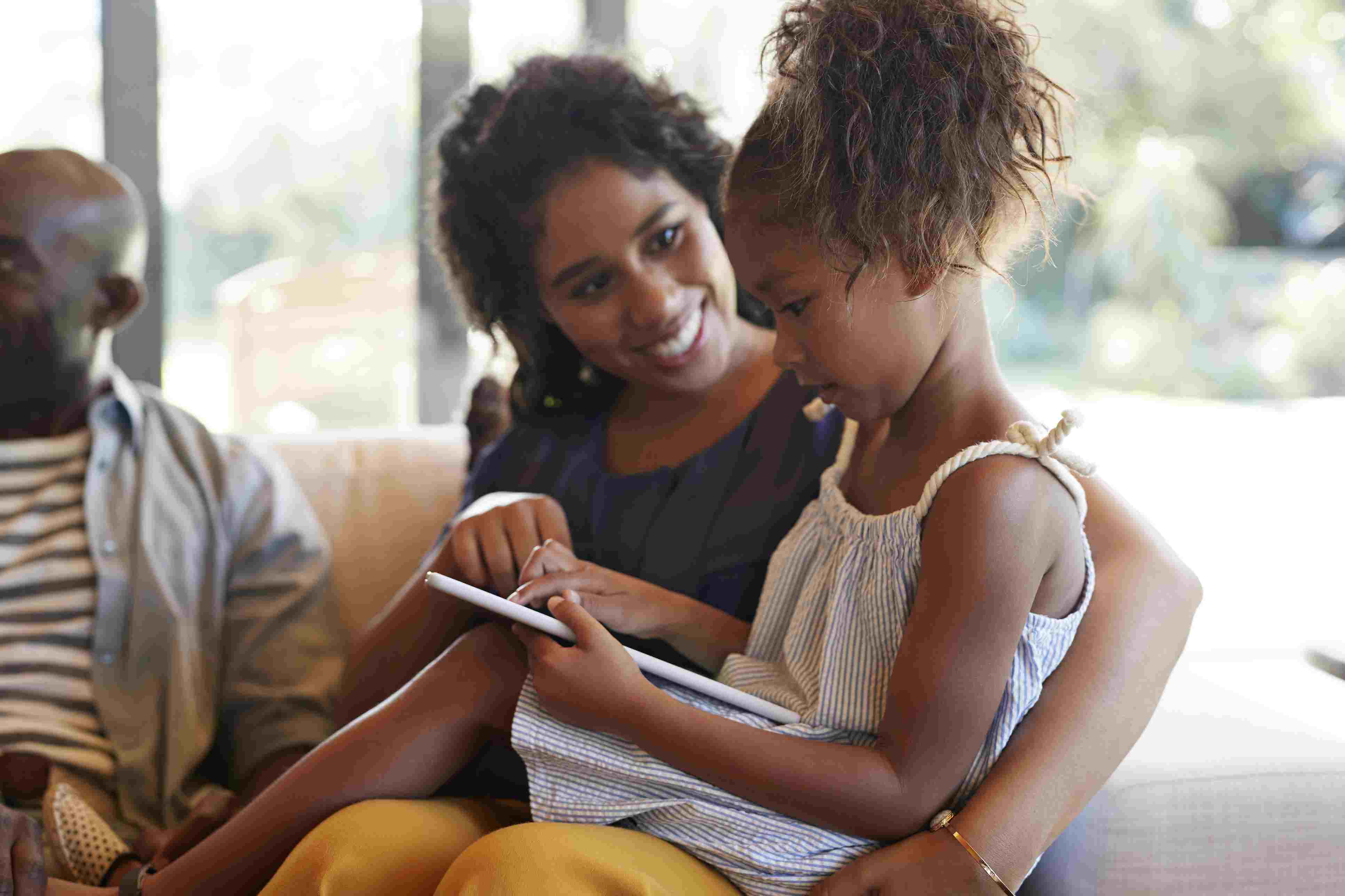 Kind speelt een tekenspel op een digitale tablet