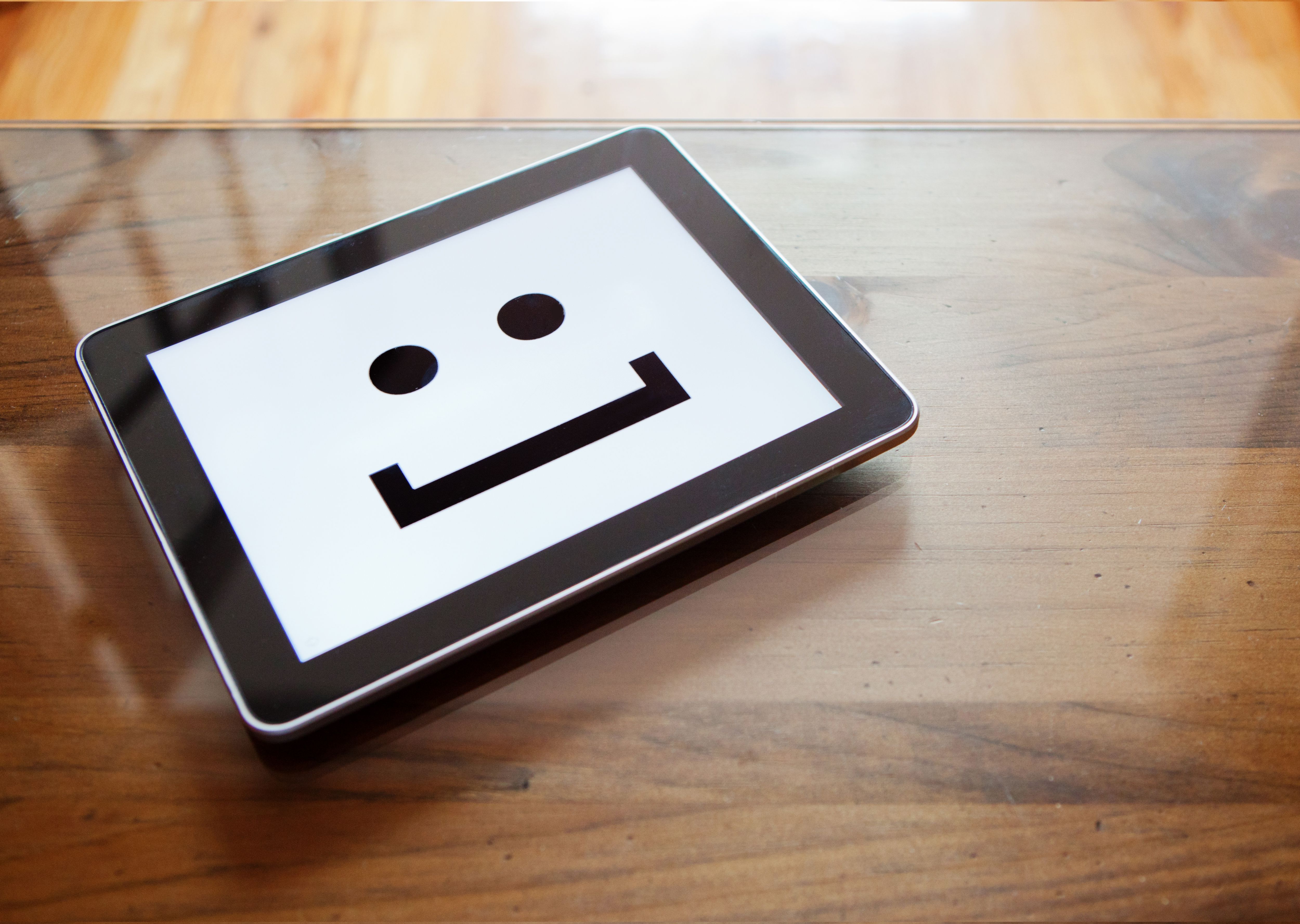 Digitale tablet met glimlach-emoticon