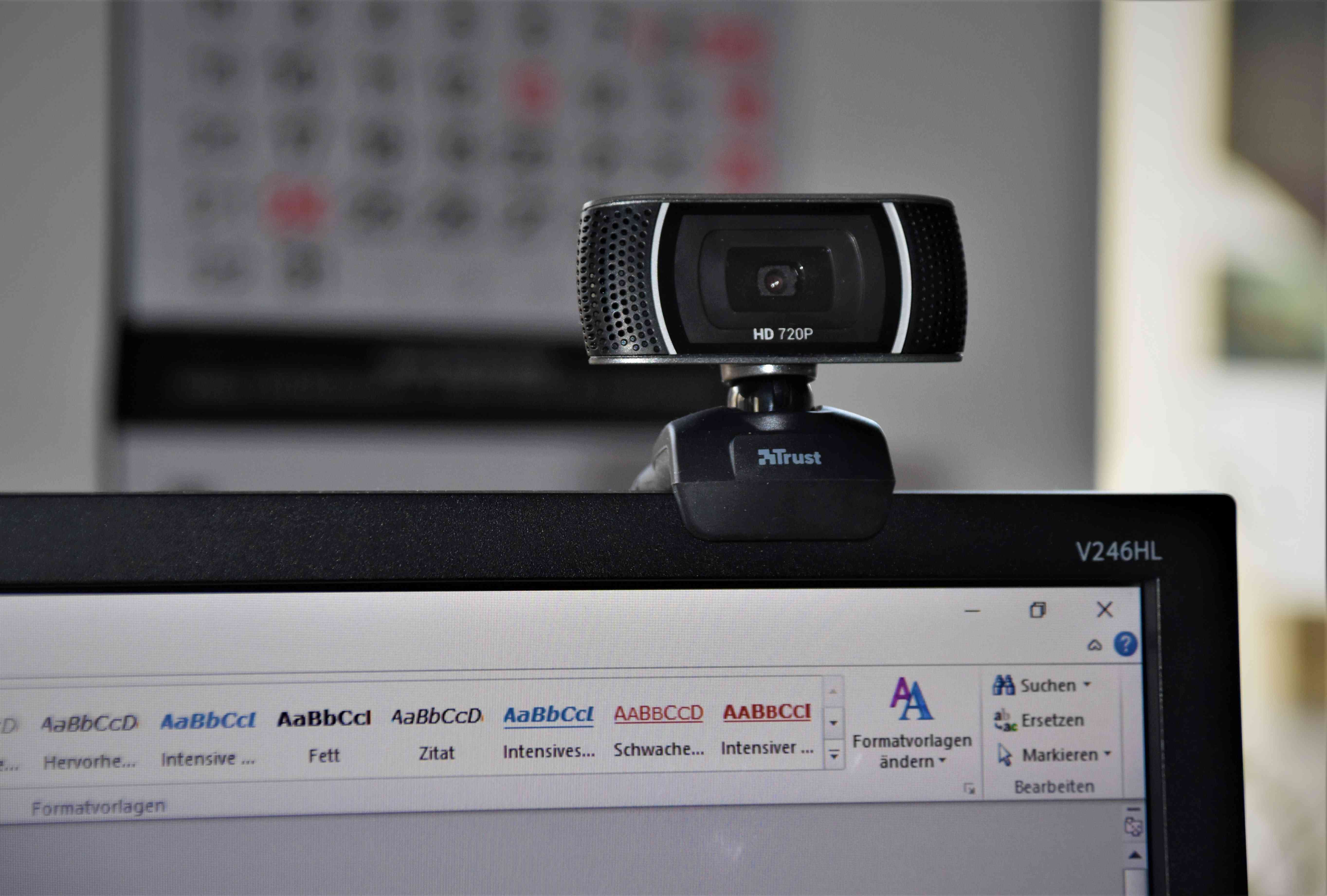 Close-up van een externe webcam gemonteerd op een computerscherm.