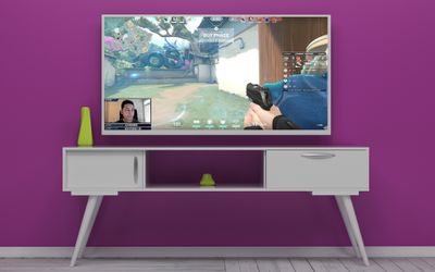 Een Twitch-stream die wordt afgespeeld op een tv in een paarse kamer.