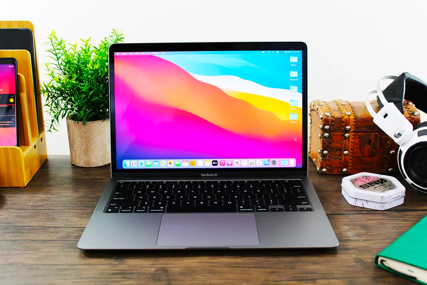 MacBook Air op een desktop