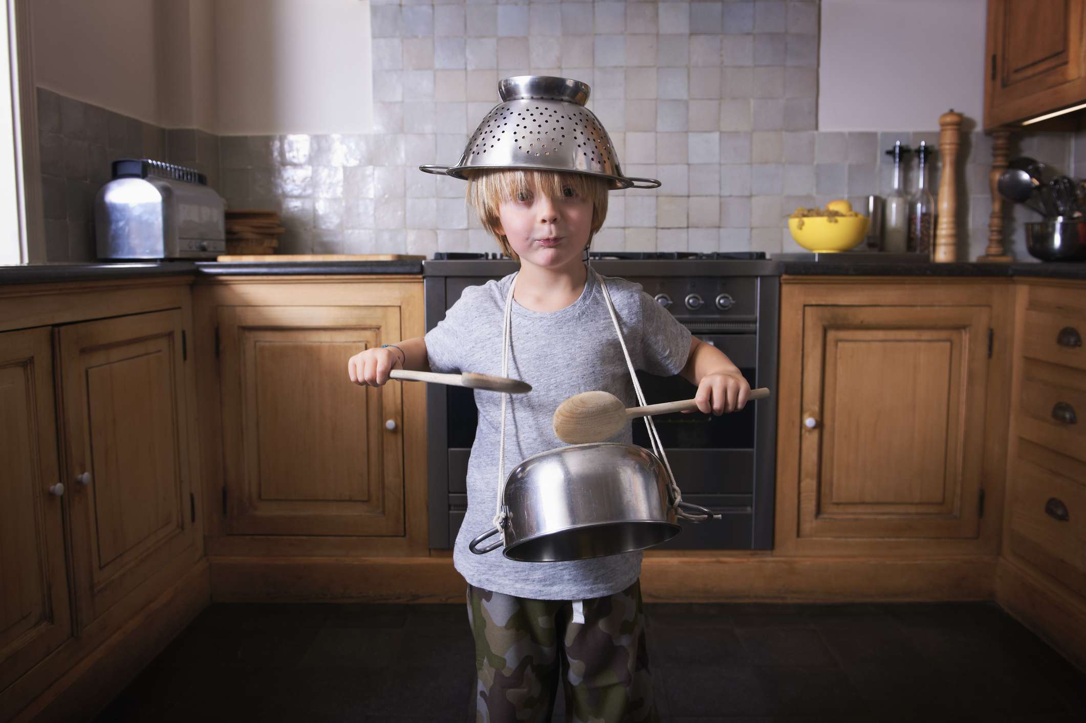 Jongen speelt met potten