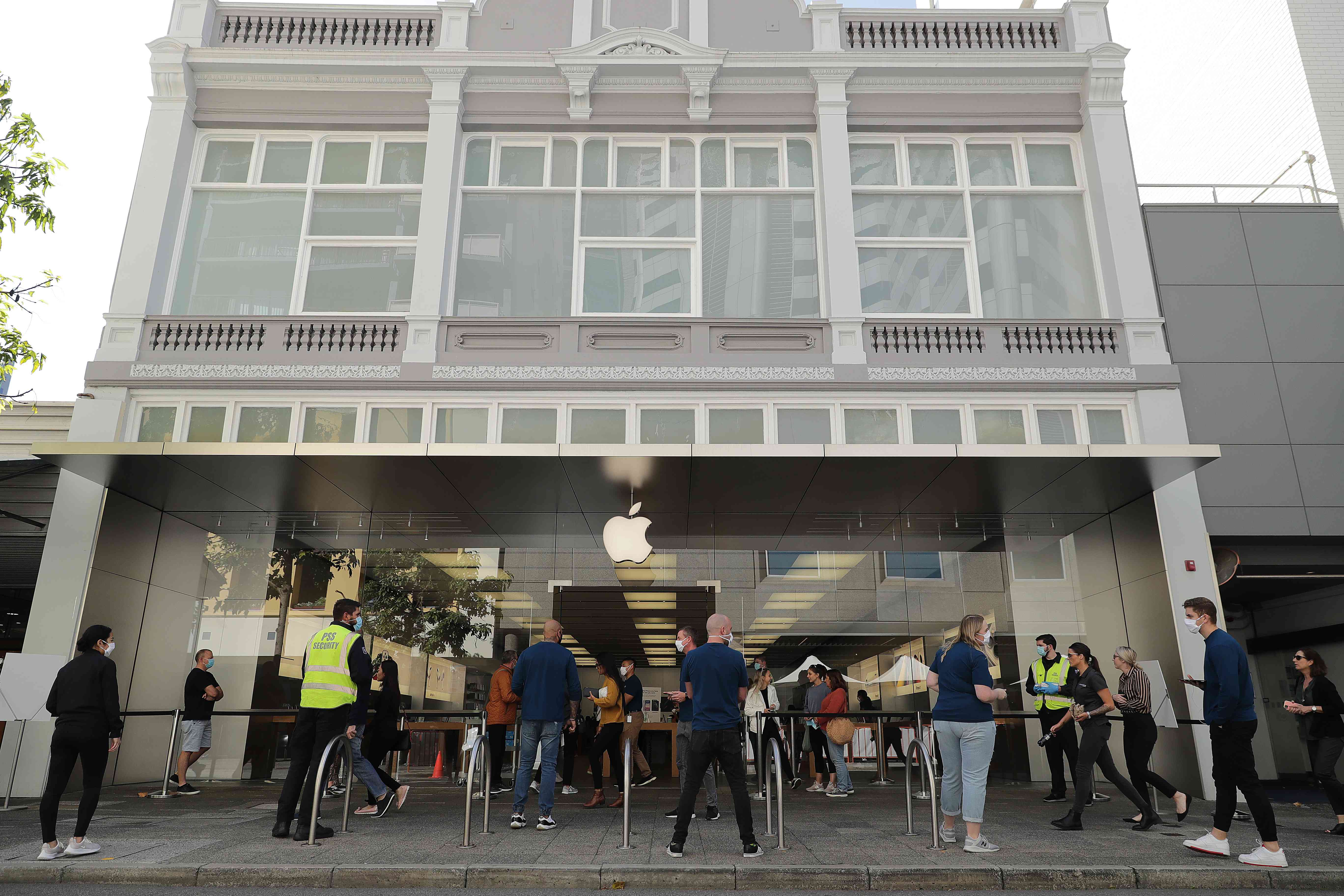 Apple-medewerkers stellen gezondheidsvragen aan mensen die de Apple Store in Perth's CBD binnenkomen