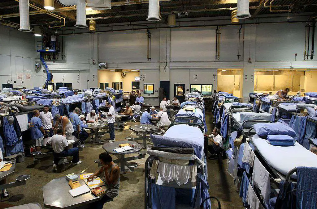 Gevangenen in de Mule Creek State Prison werken samen in een gymzaal die is aangepast om gevangenen te huisvesten