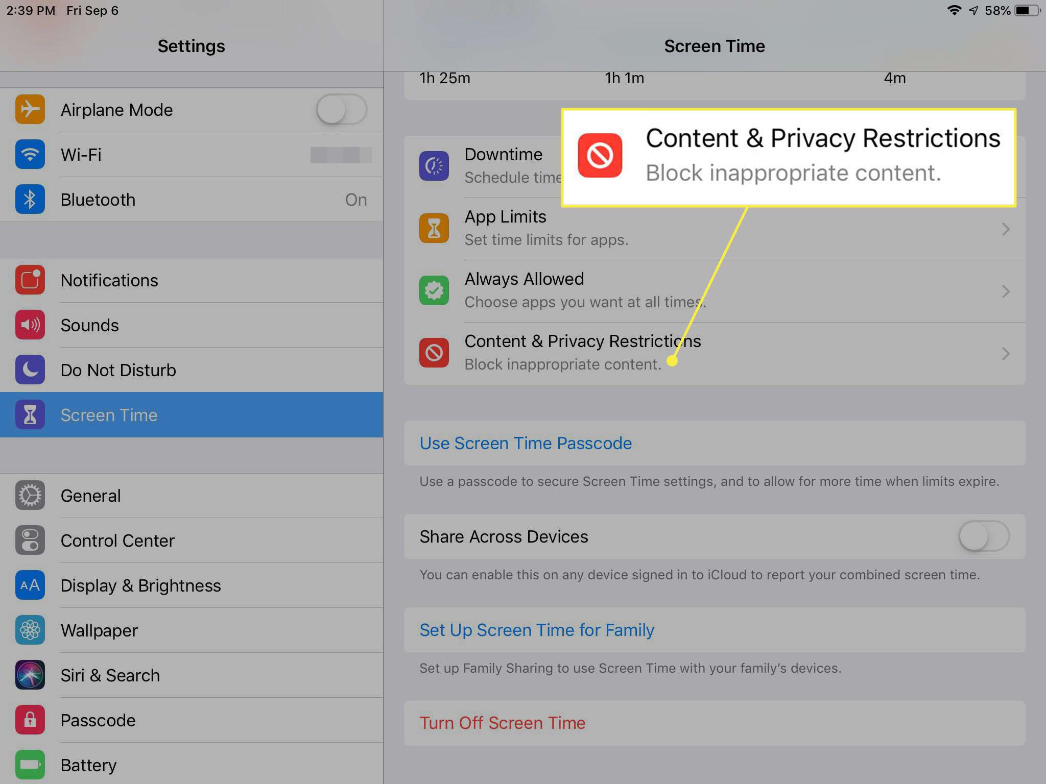 Een screenshot van de schermtijd-instellingen van de iPad met de "Inhouds- en privacybeperkingen" optie gemarkeerd
