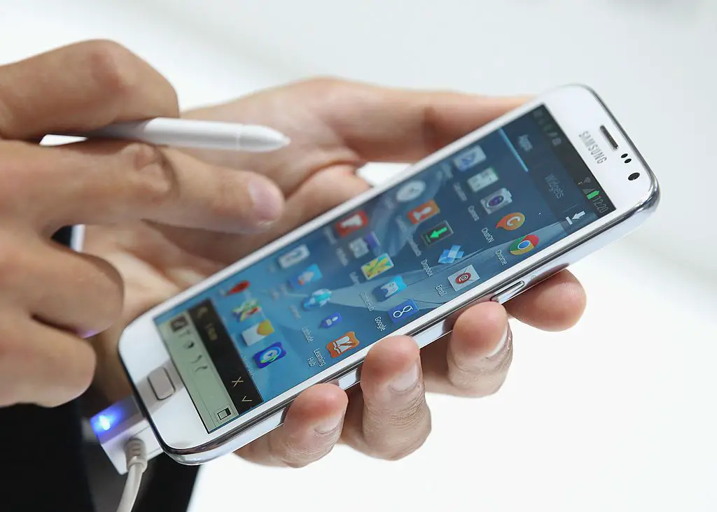 Persoon die een Samsung-telefoon gebruikt met een stylus
