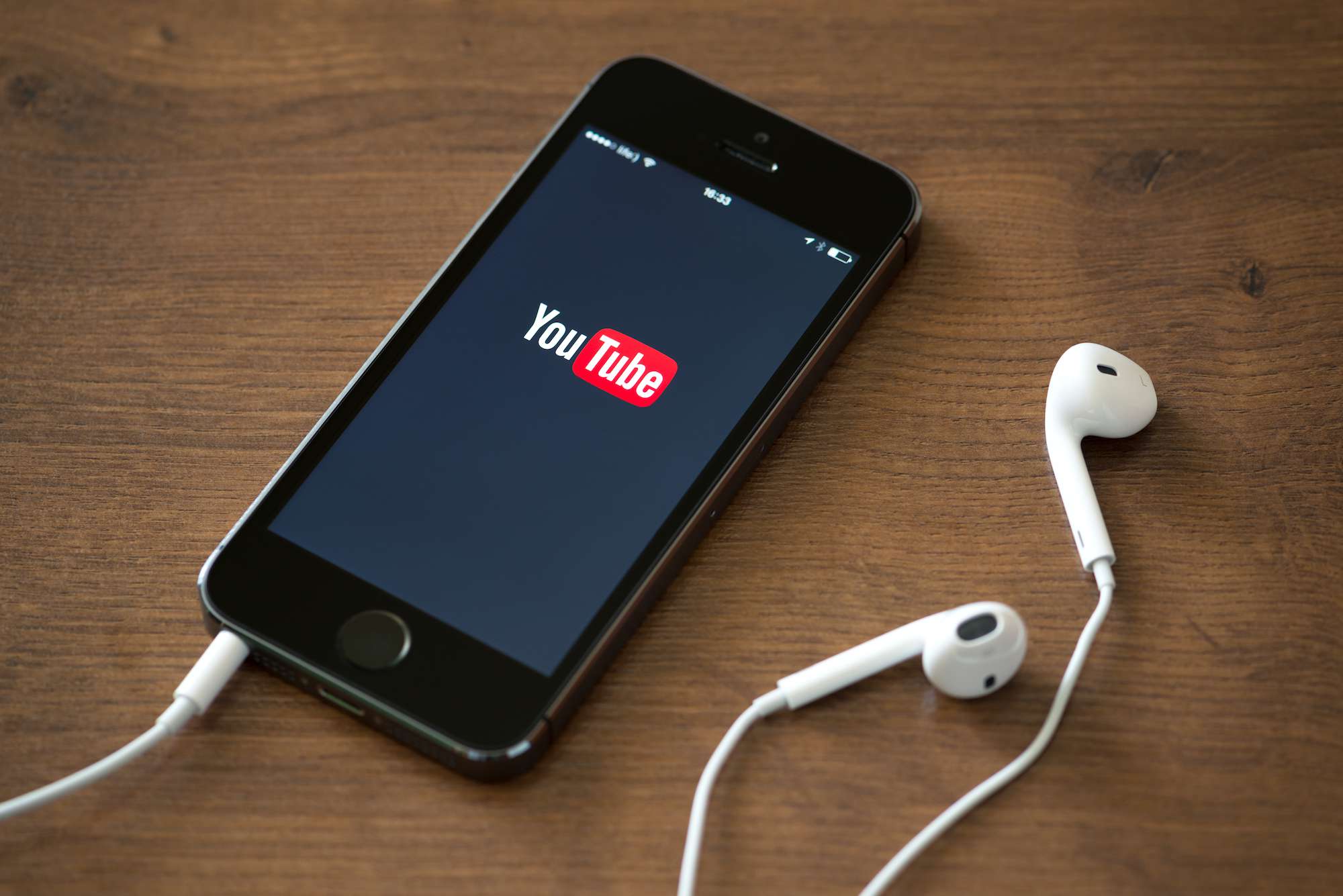 Een smartphone met de YouTube-app geopend.