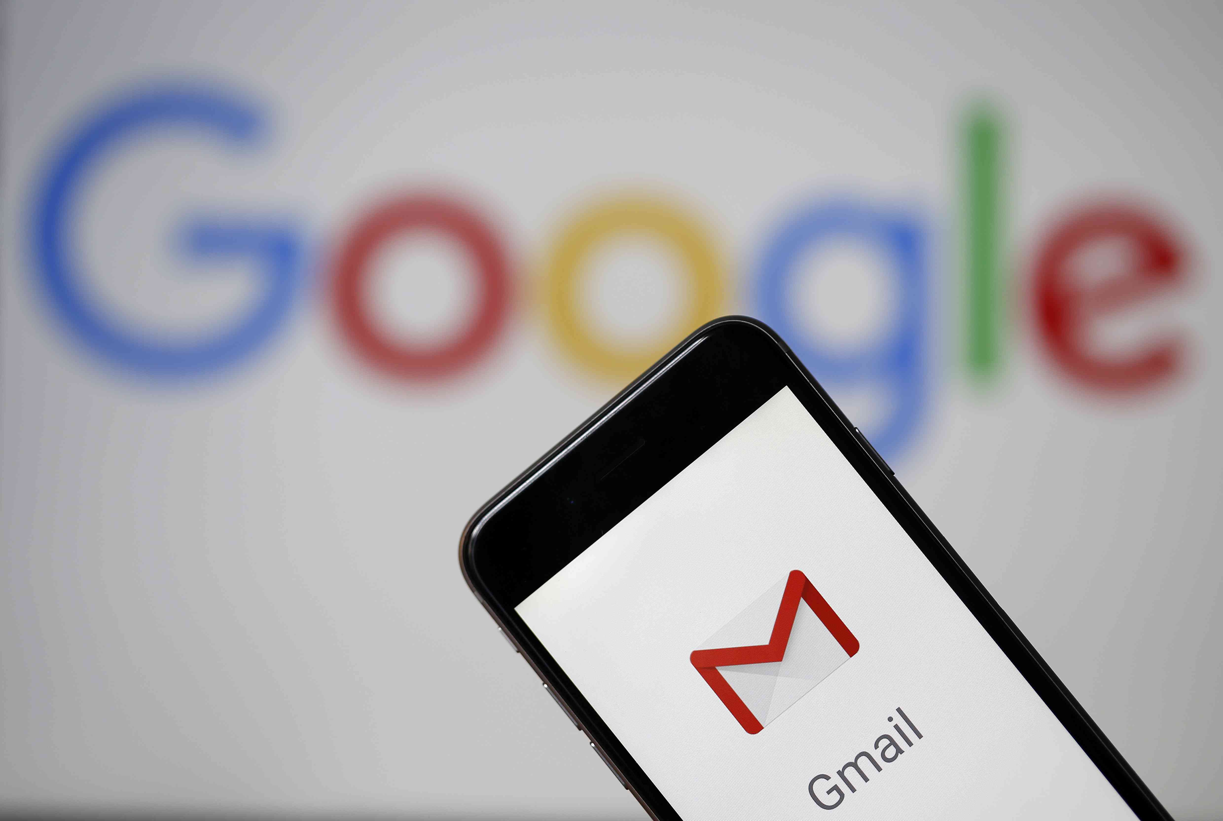 Een afbeelding van de Gmail-app die wordt geopend op een smartphone.