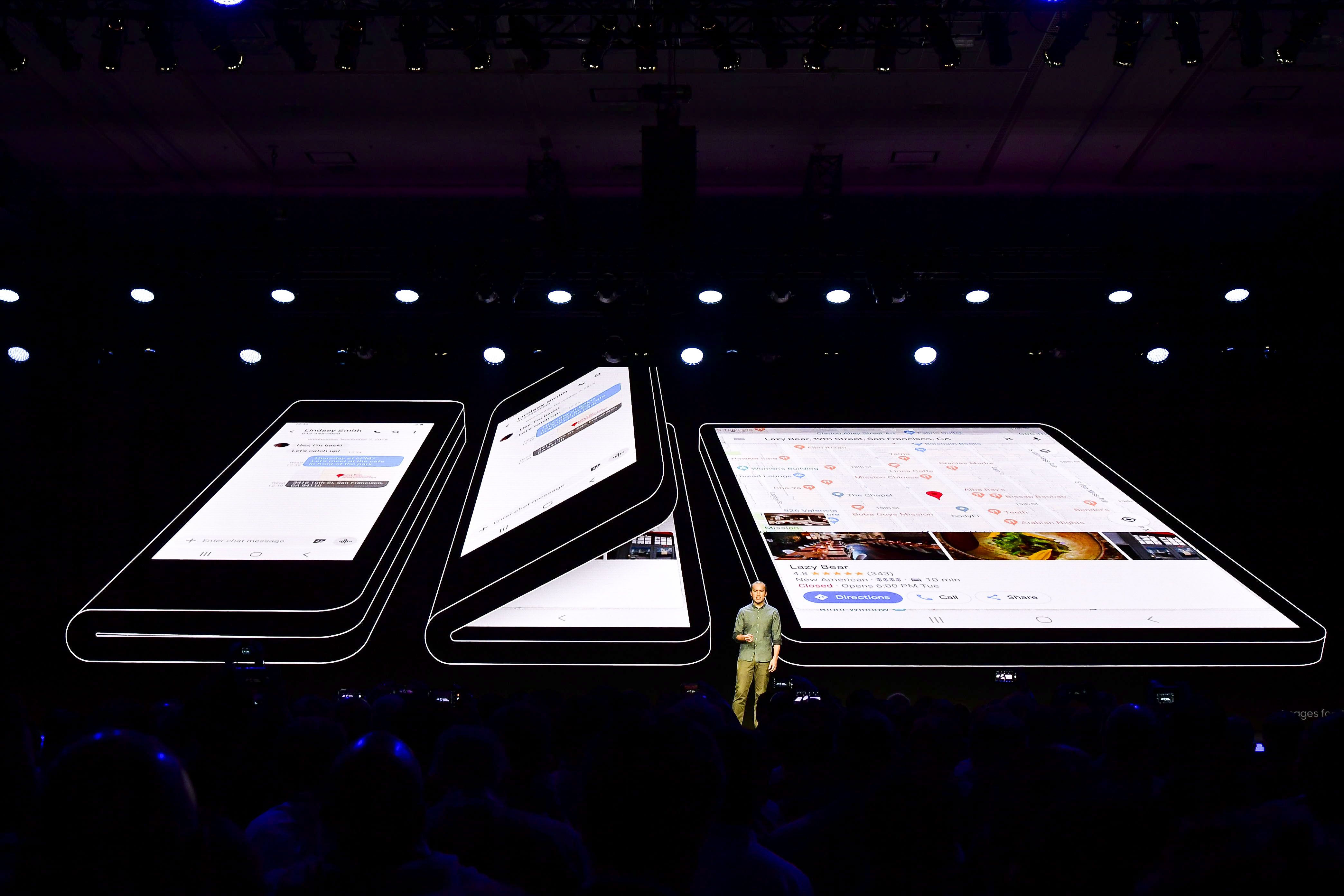Ontwerpschetsen van de Samsung Foldable telefoon getoond op het scherm tijdens de Samsung Developers Conference 2018
