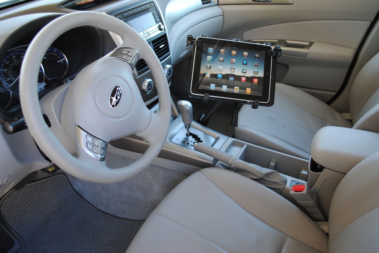 Mobotron MS-426 met een tablet gemonteerd in een auto