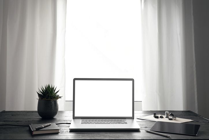 Modern kantoor met laptop en digitale tablet op bureau