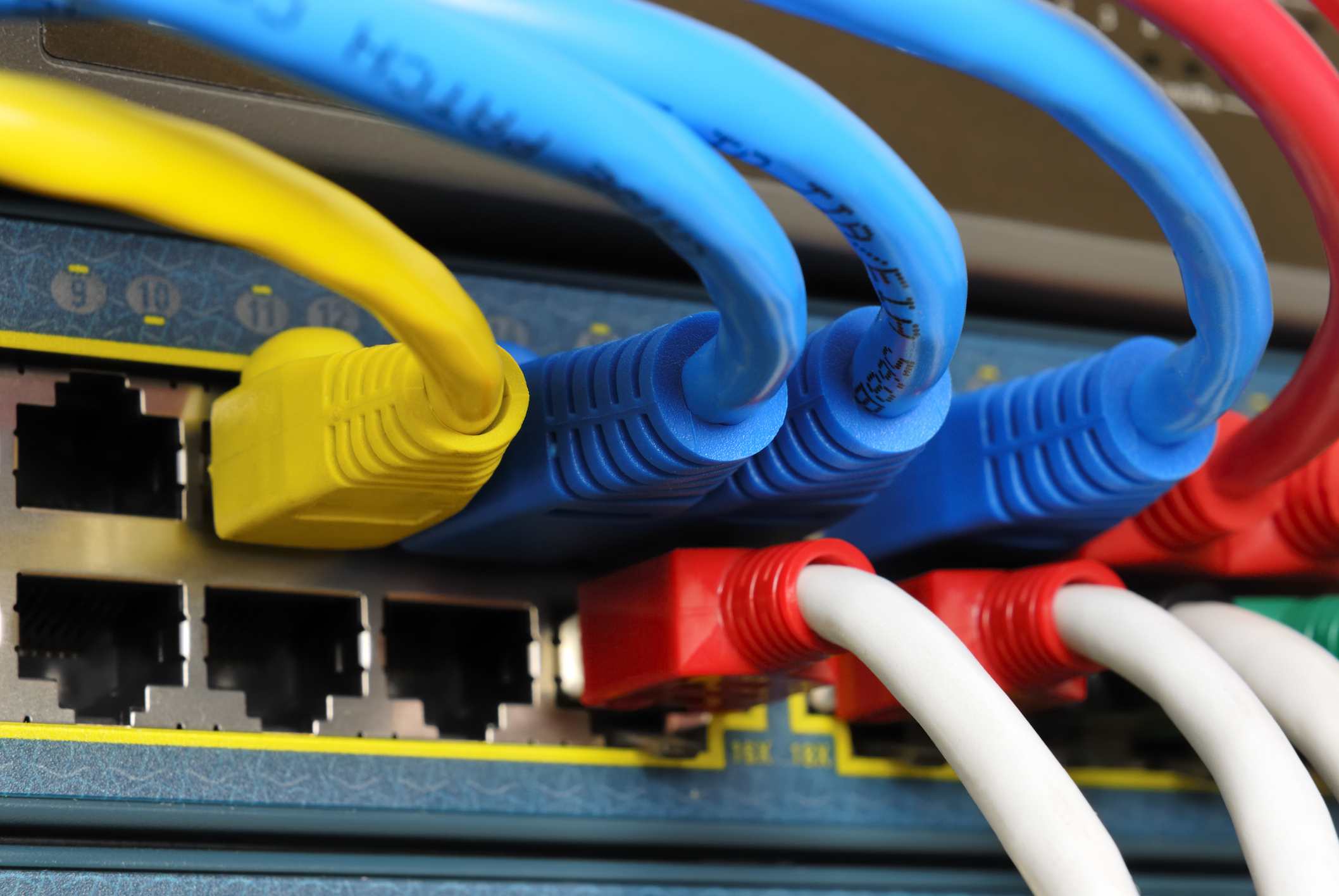 Meerdere Ethernet-kabels aangesloten op een hub