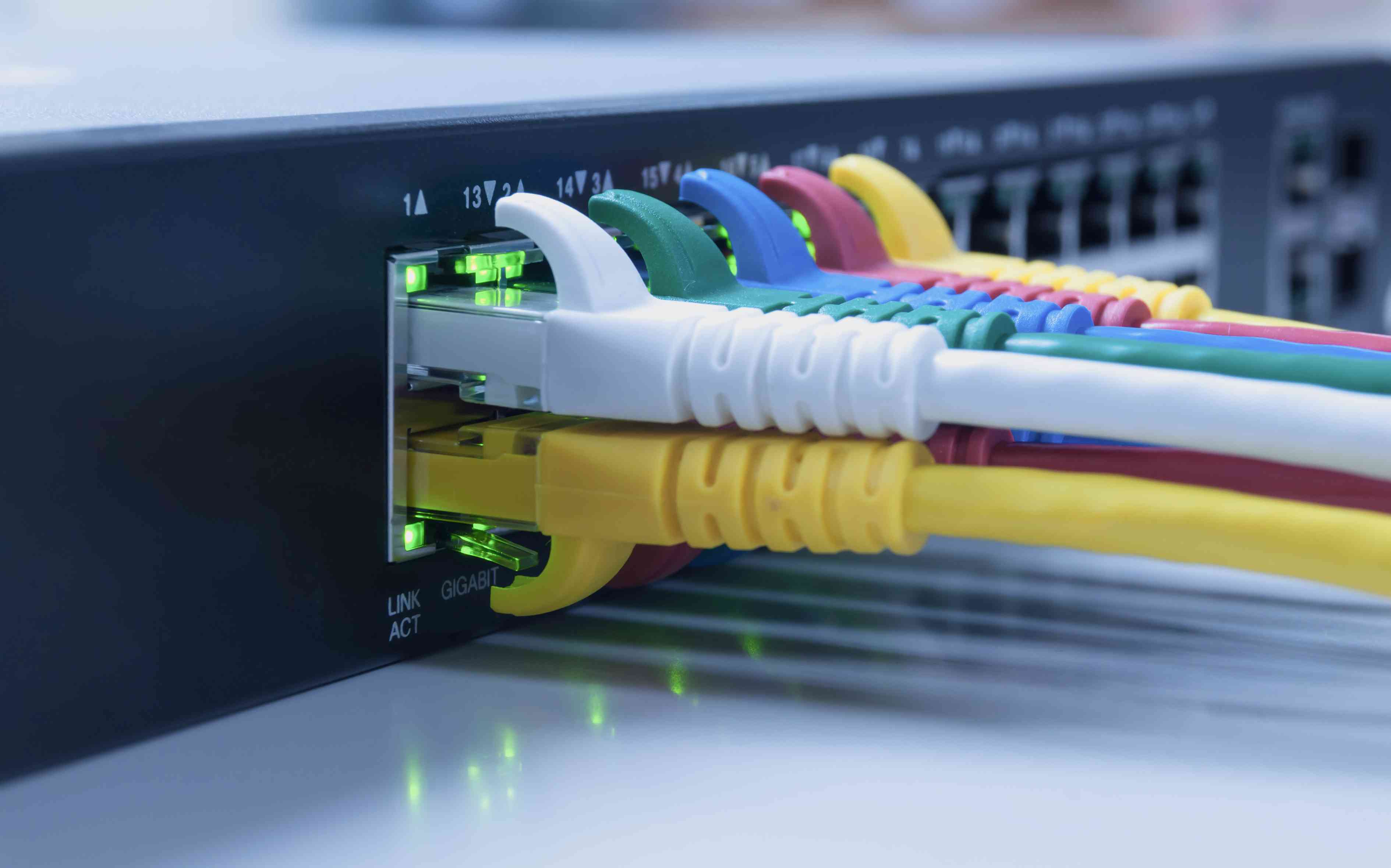 Ethernet-kabels aangesloten op een bedrijfshub