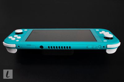 Een Nintendo Switch Lite-gameconsole op een zwarte achtergrond