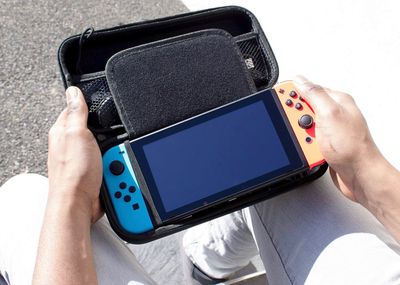 Man met Nintendo Switch in een koffer