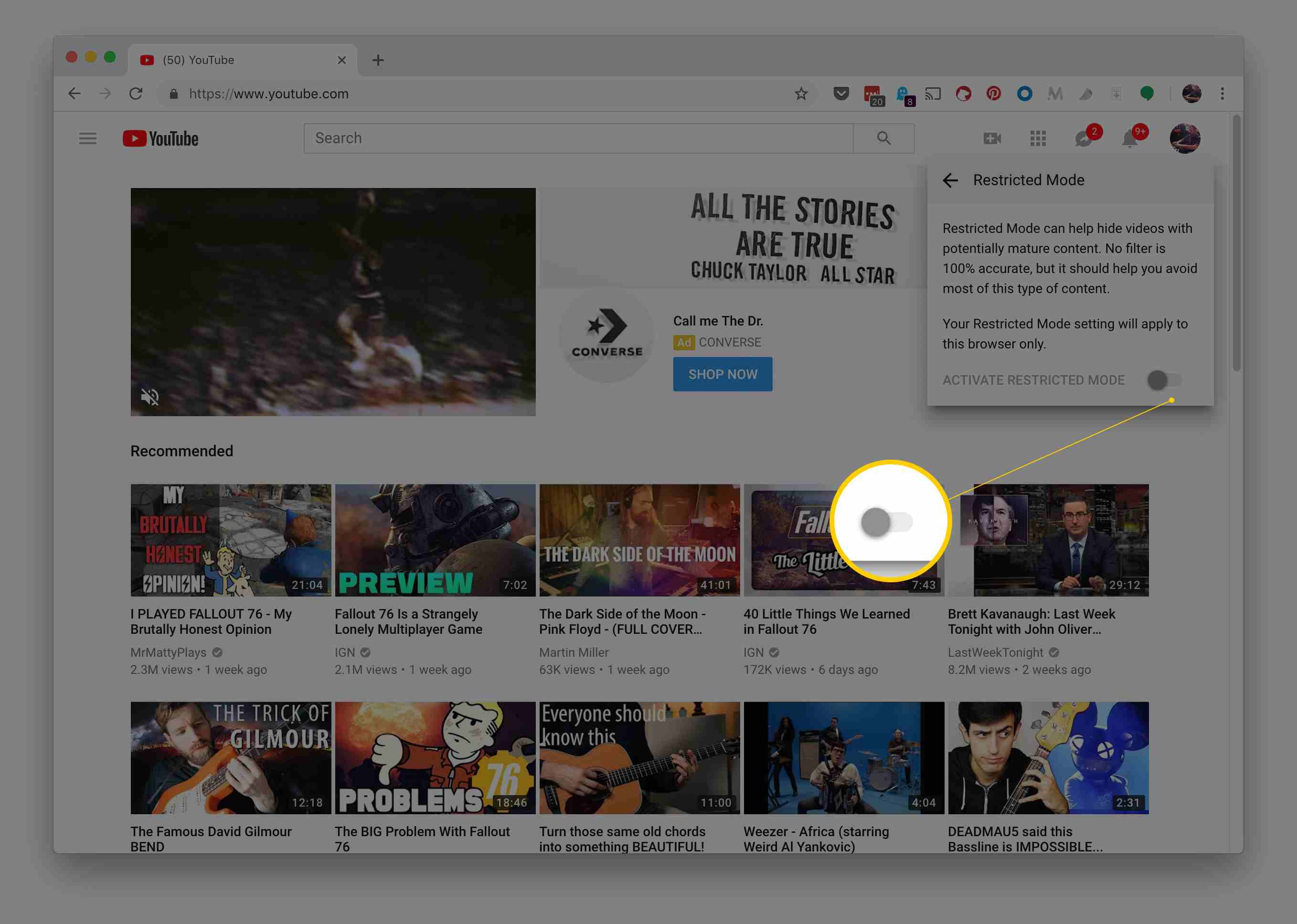 Schermafbeelding van YouTube-website met markering Activeer de schakelknop Beperkte modus