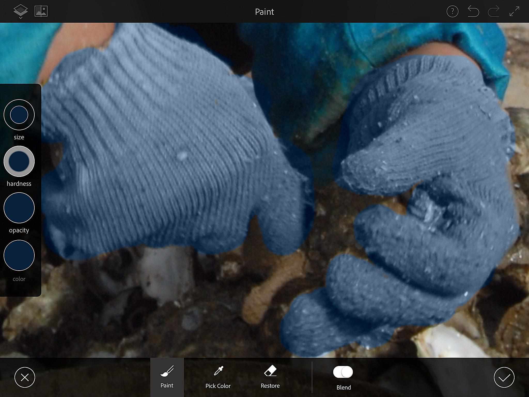 De afbeelding toont de verschillende Paint-opties samen met het deelvenster Penseel aan de linkerkant.  De handschoenen zijn blauw geverfd.