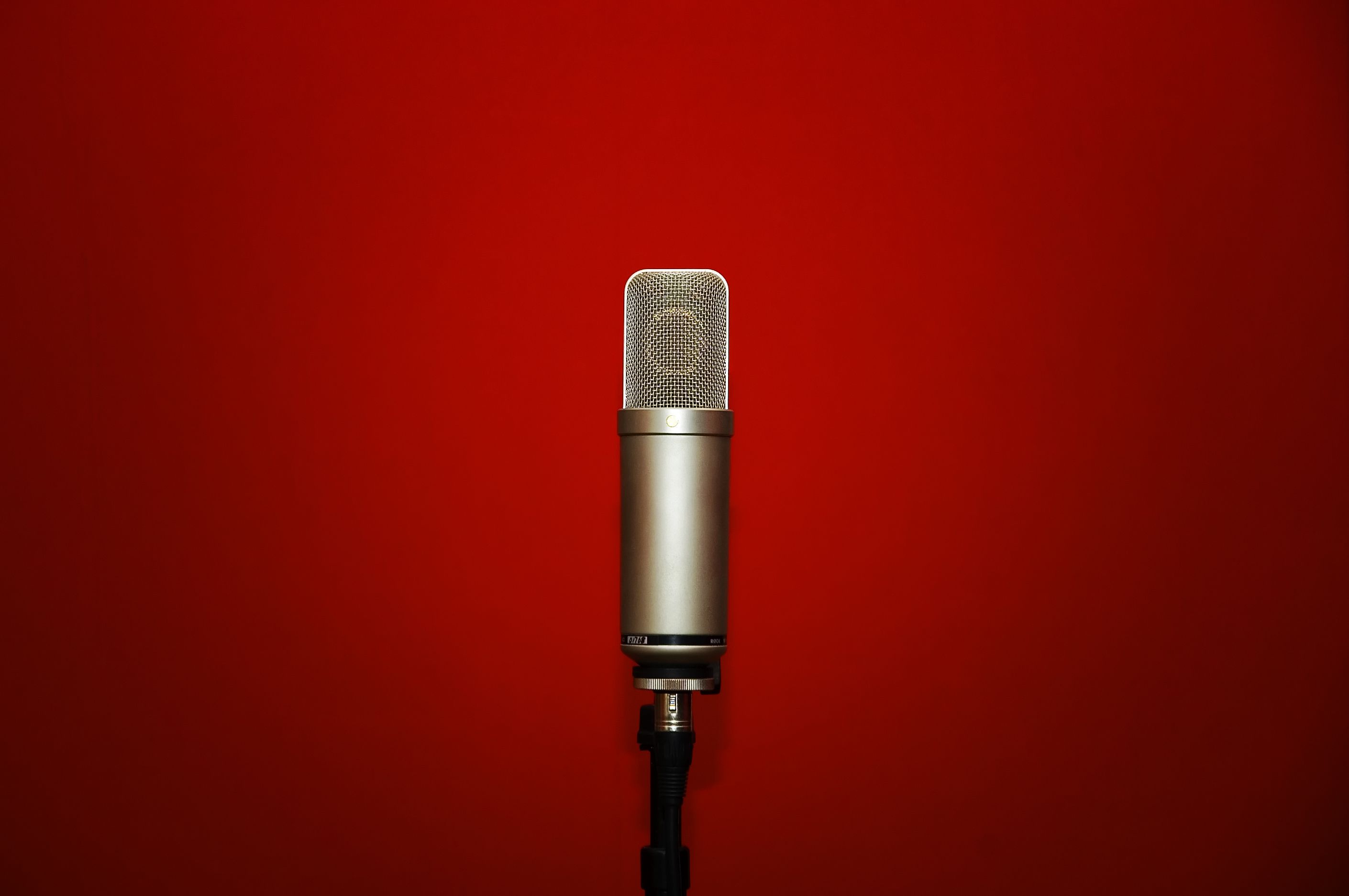 Microfoon met rode achtergrond