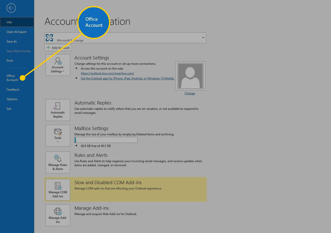 Bestandsmenu in Outlook met het gedeelte Office-account gemarkeerd