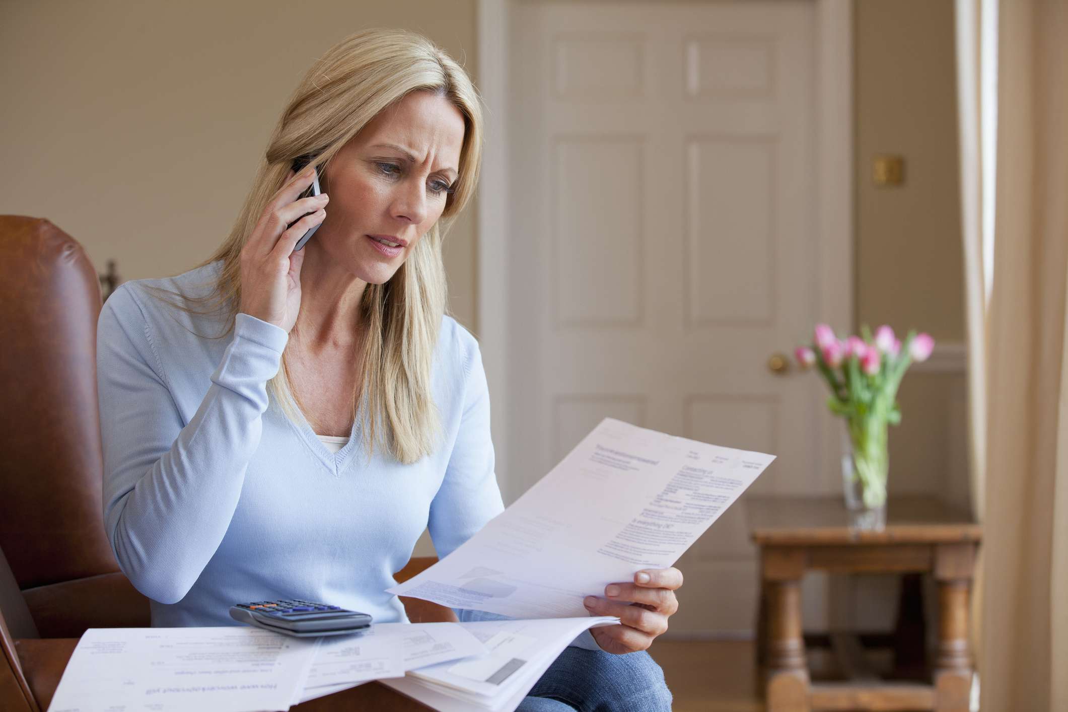 vrouw op mobiele telefoon kijken naar bill