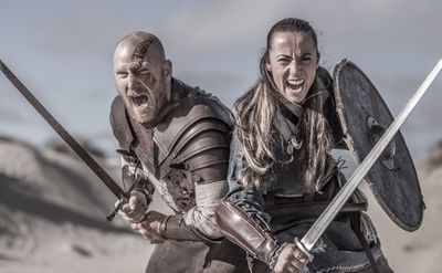 Viking-krijgerspaar op het wilde platteland van het hoogland