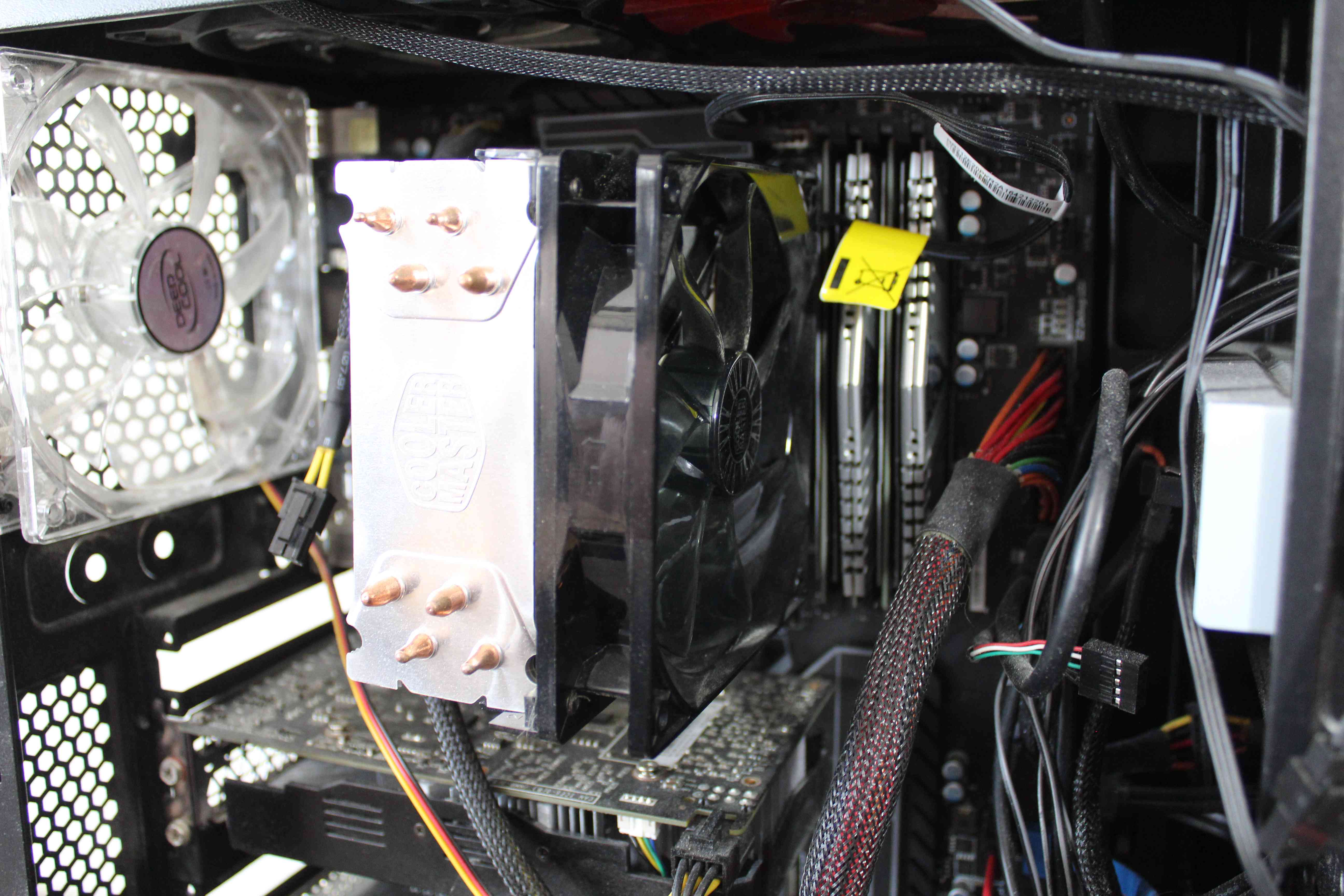 Een opnieuw gemonteerde CPU-koeler na het schoonmaken.