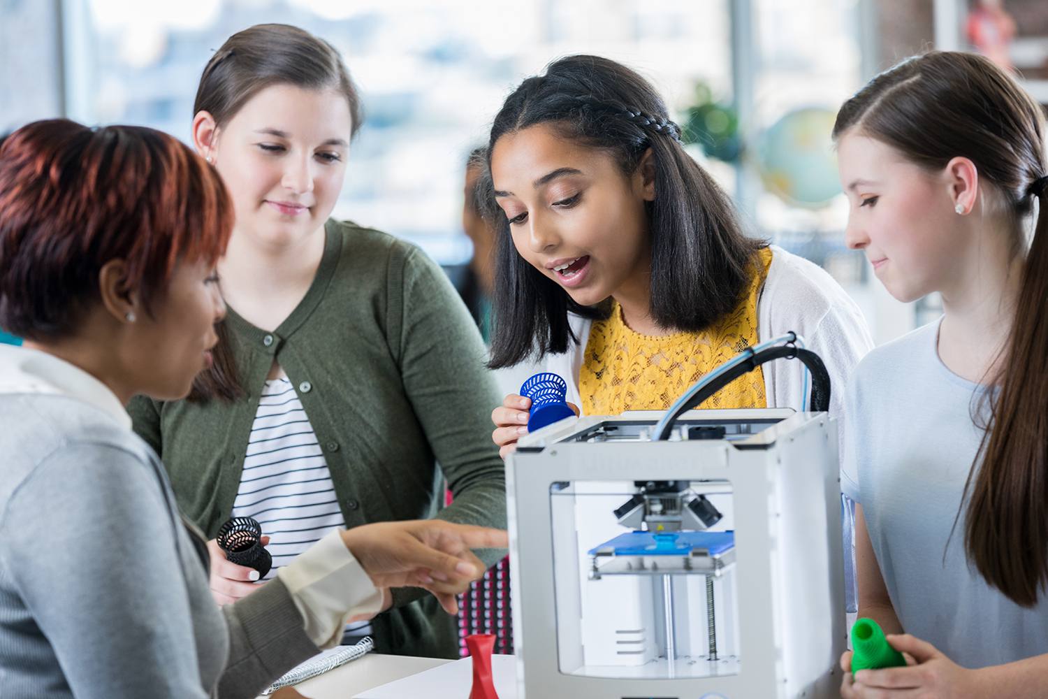 Opgewonden middelbare scholieren gebruiken 3D-printer
